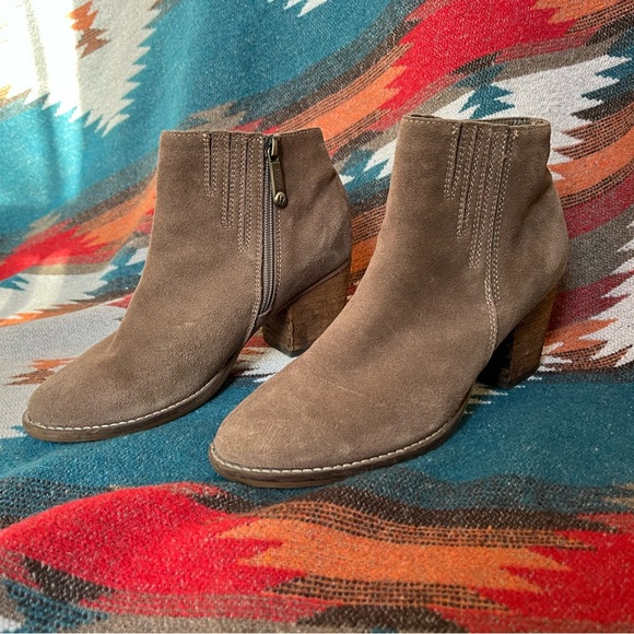 Studio B Shoes - 🌧️ Waterproof, Fleece lined, Suede Ankle Boots. Taupe/Tan. 6.5